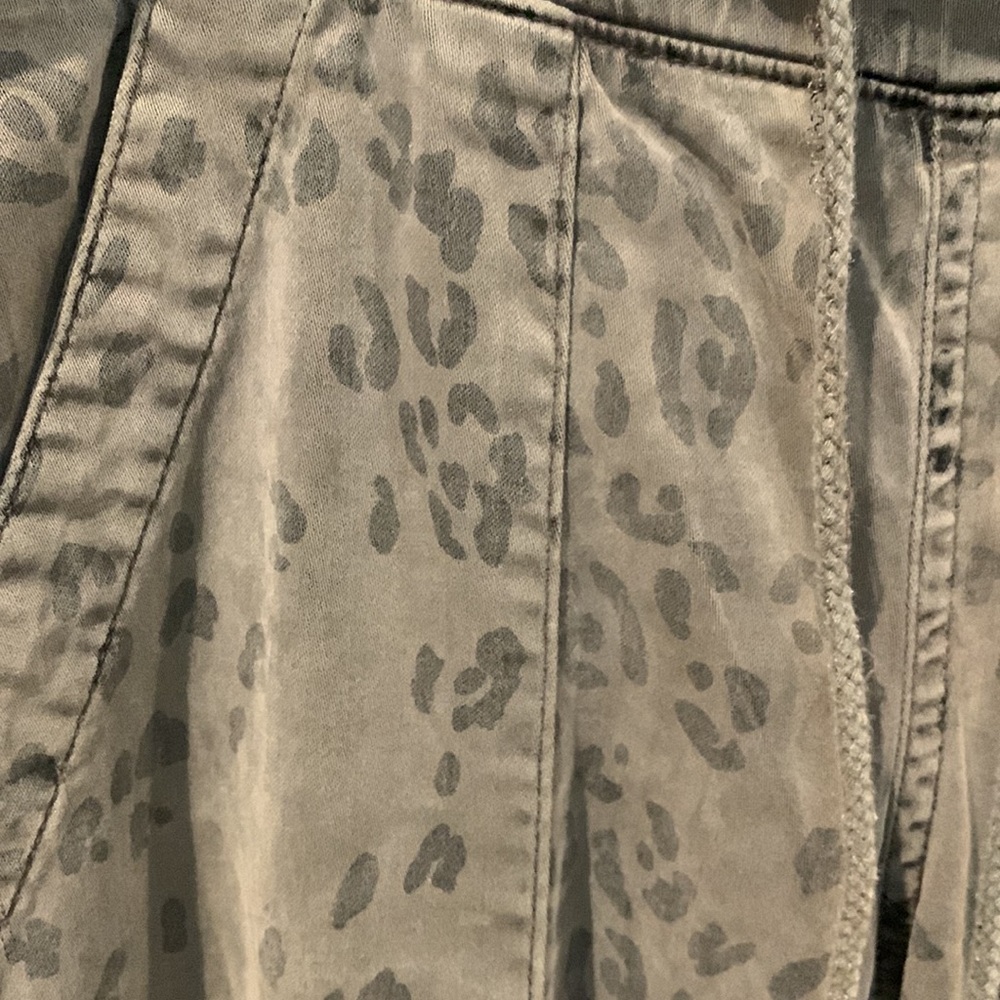 Elastic damaged and dried Bella Dahl Dark Green Leopard Print Joggers/ Size XS